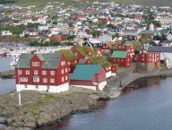 Obr. 2  Administrativní budovy v přístavu (Tórshavn,  Faerské ostrovy)